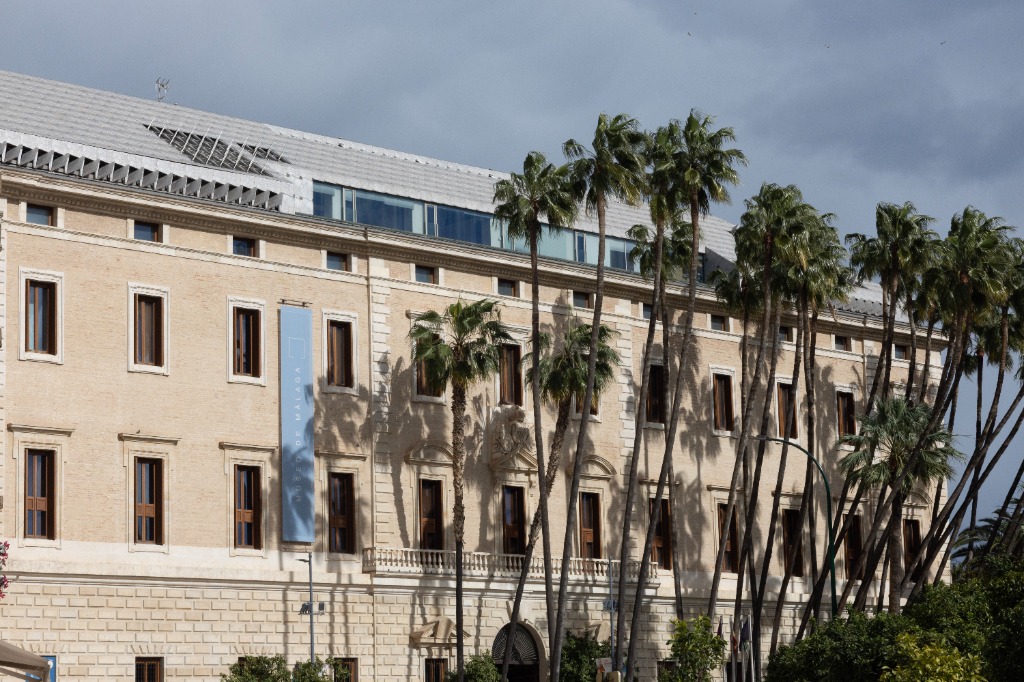 Fachada del Museo de Málaga con palmeras
