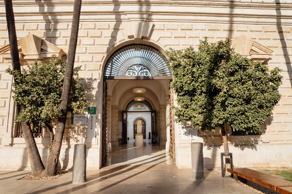 Patio interior del museo con fuente de mármol